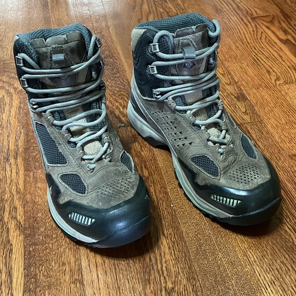 Gently used grey/sage green, Vasque Women’s hiking boots, size US 7.5/Eu 38 - Picture 5 of 8